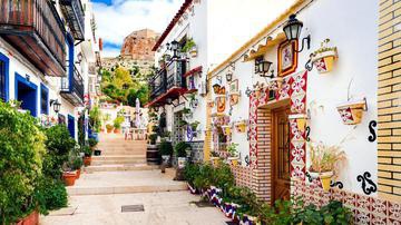 Как легально сдавать недвижимость в Аликанте: лицензии для Airbnb и Booking