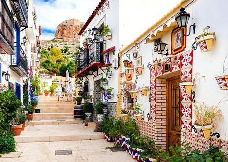 Cómo alquilar legalmente una propiedad en Alicante: licencias para Airbnb y reservas
